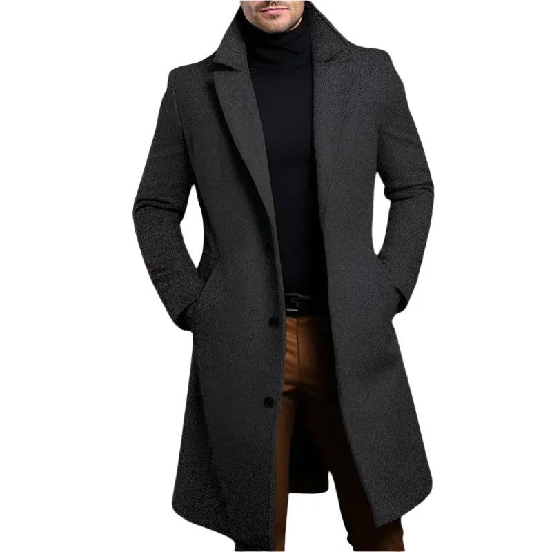 Yttertøy: Mellomlang menns kåpe i ullblanding. Skreddersydd design for en tidløs look.
