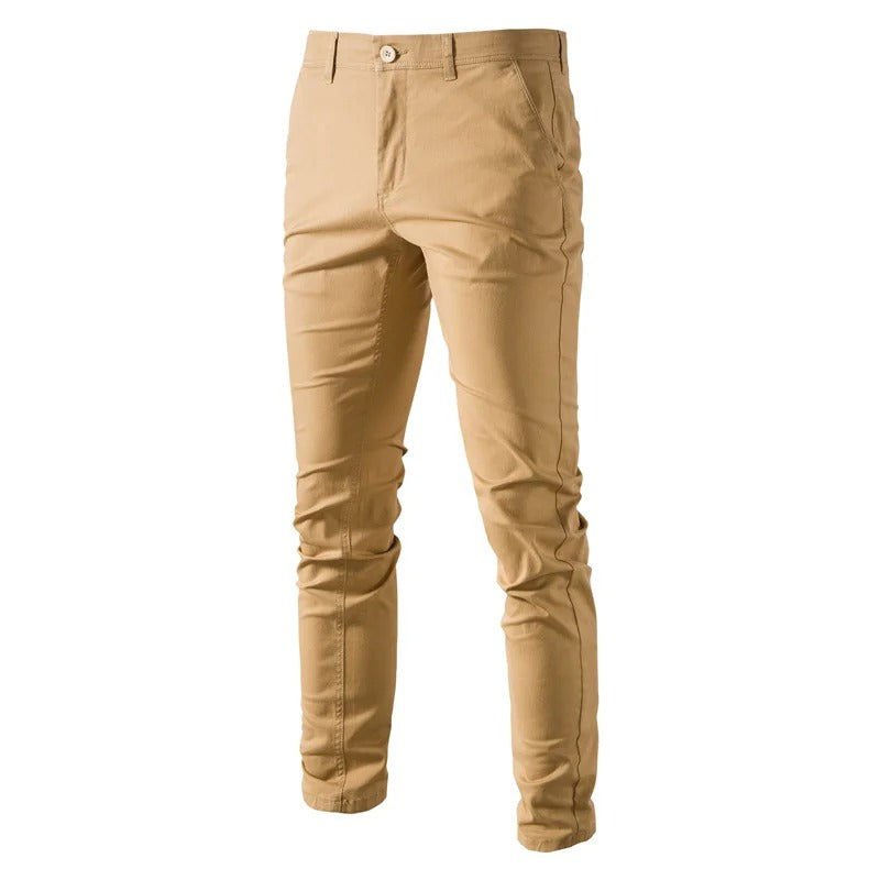 Mann i moderne slim fit bukser, viser elegant stil og komfortabel passform. Ideell for casual og pentøy.