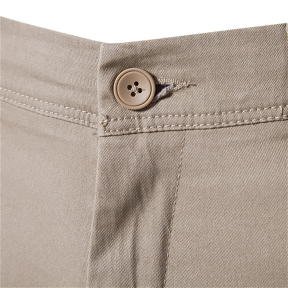 Bakside av menns slim fit bukser med pene lommedetaljer. Komfortable og stilrene hverdagsbukser for menn.
