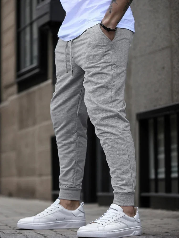 Komfortable, grå menns joggebukser med elastisk midje, perfekt for sporty aktiviteter og hverdagsbruk.