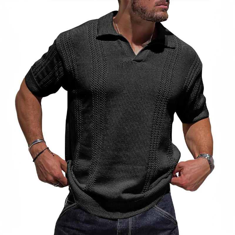Elegant herre strikket polo i mykt, pustende stoff. Ideell sommerklær for stil og komfort.