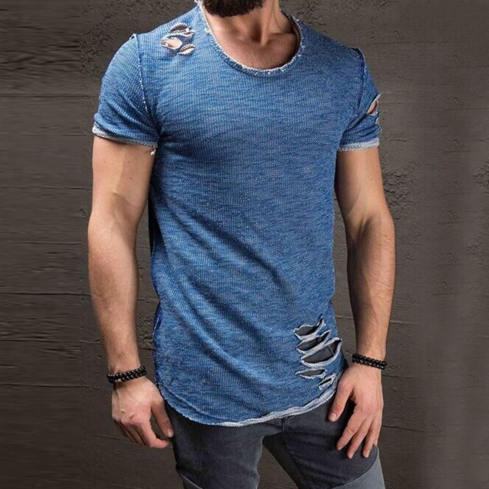 Menns strimlet t-skjorte med hulldesign, kort erm, o-hals. Trendy slim passform for sommerlook.