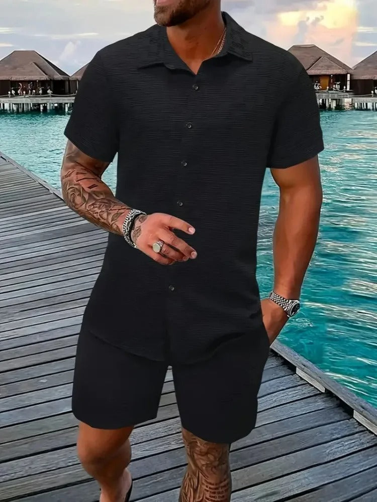 Todelt sommerantrekk for menn. En teksturert kortermet skjorte og matchende shorts.