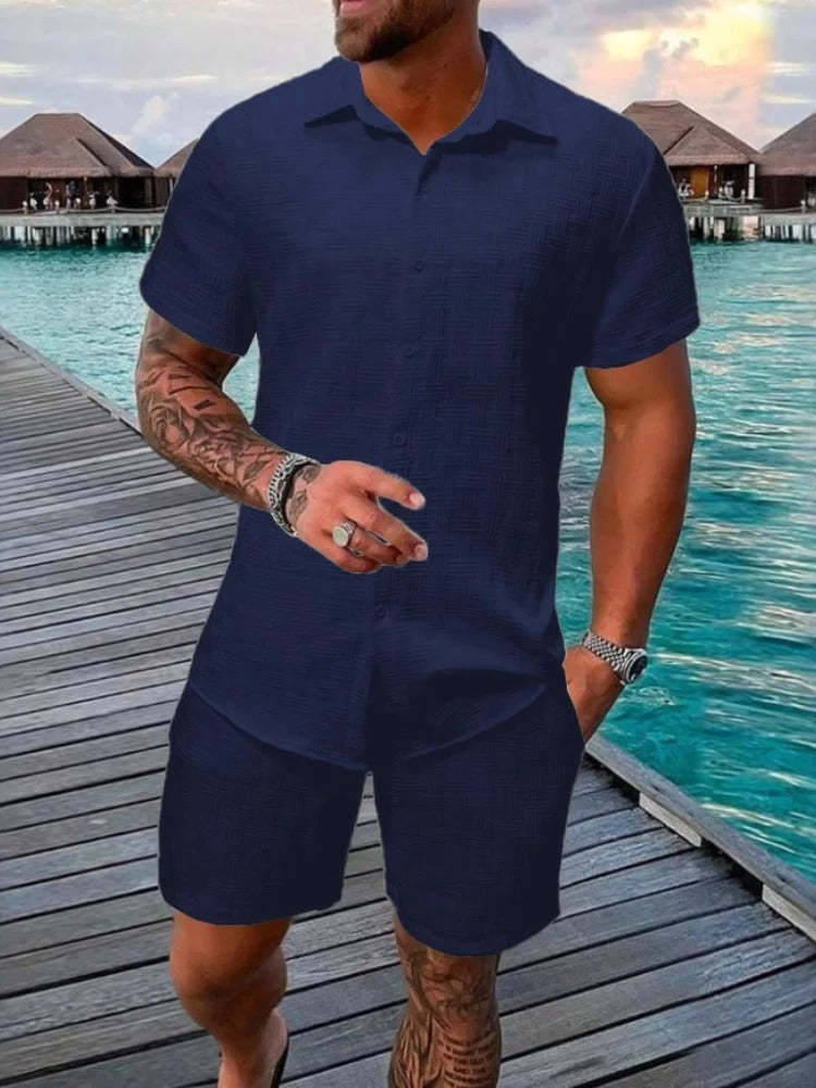 Lett og pustende teksturert sett for menn. Todelt sommerlook med skjorte og shorts.