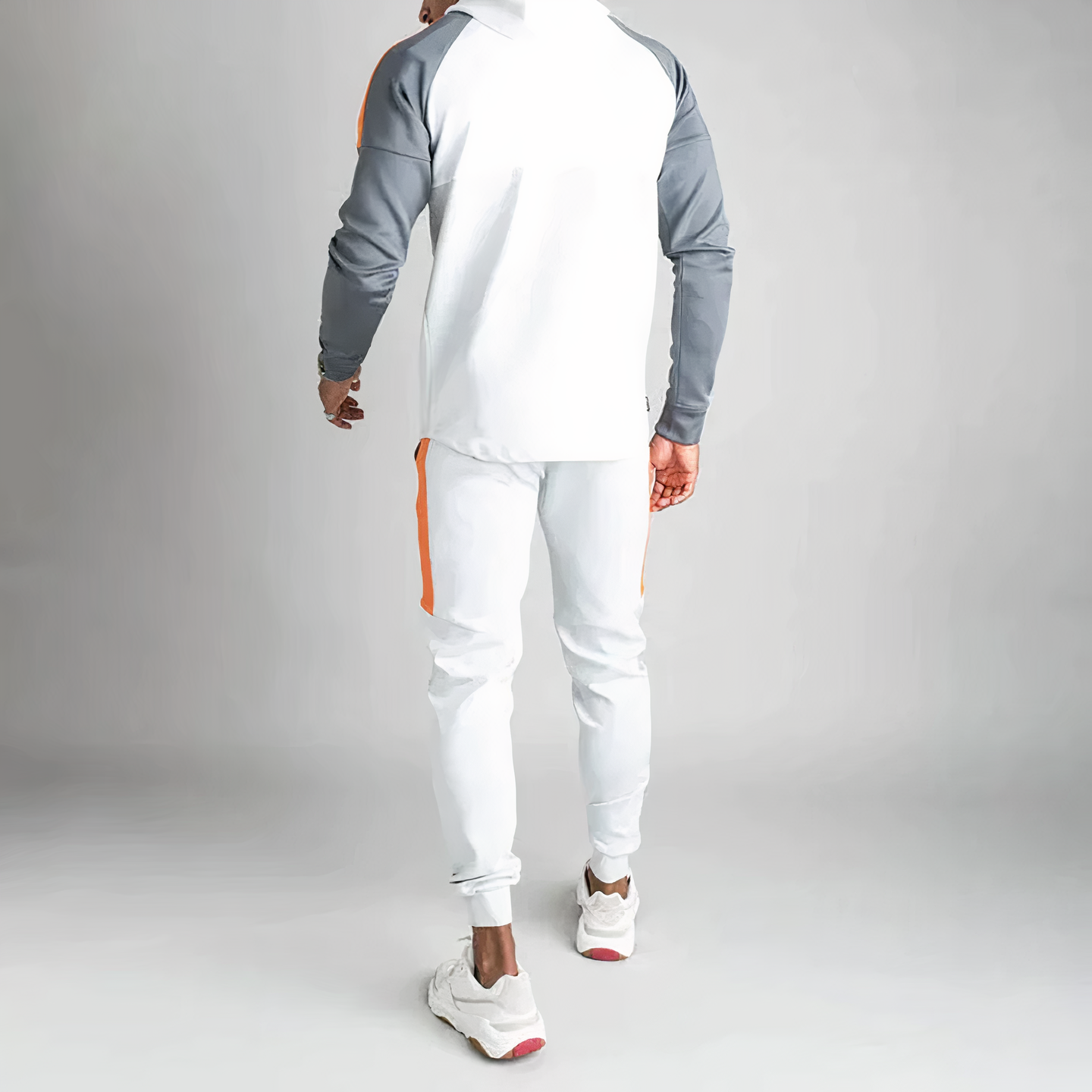 Allsidig menns treningsdress med avslappet passform for optimal bevegelsesfrihet. Ideell for trening og athleisure.