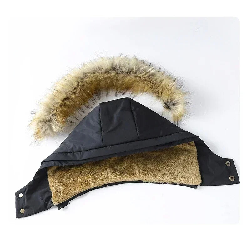 Yttertøy for menn: Varm parkas med fuskepelskrage og hette, klar for vintermote.