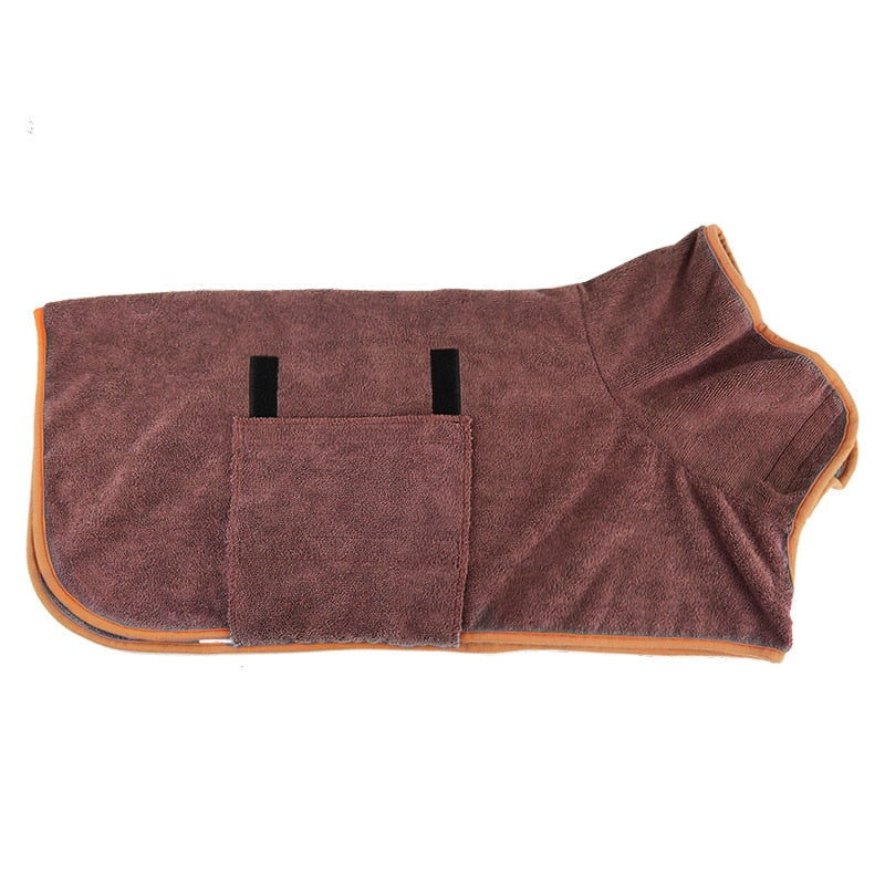 Ergonomisk utformet hundebadekåpe i mikrofiber, sitter godt på hunden under tørking.