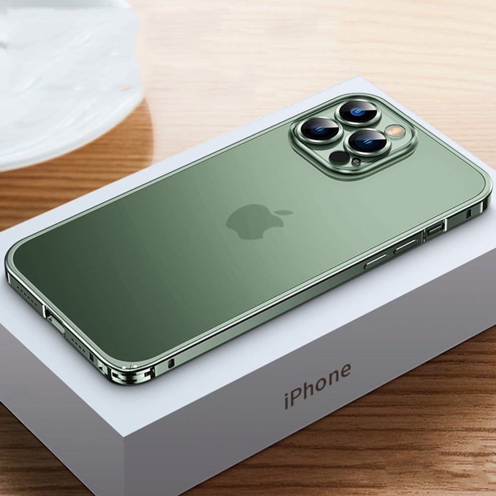 Bilde av et slankt, sølvfarget aluminiumsrammedeksel for iPhone, med fokus på kamera beskyttelse.
