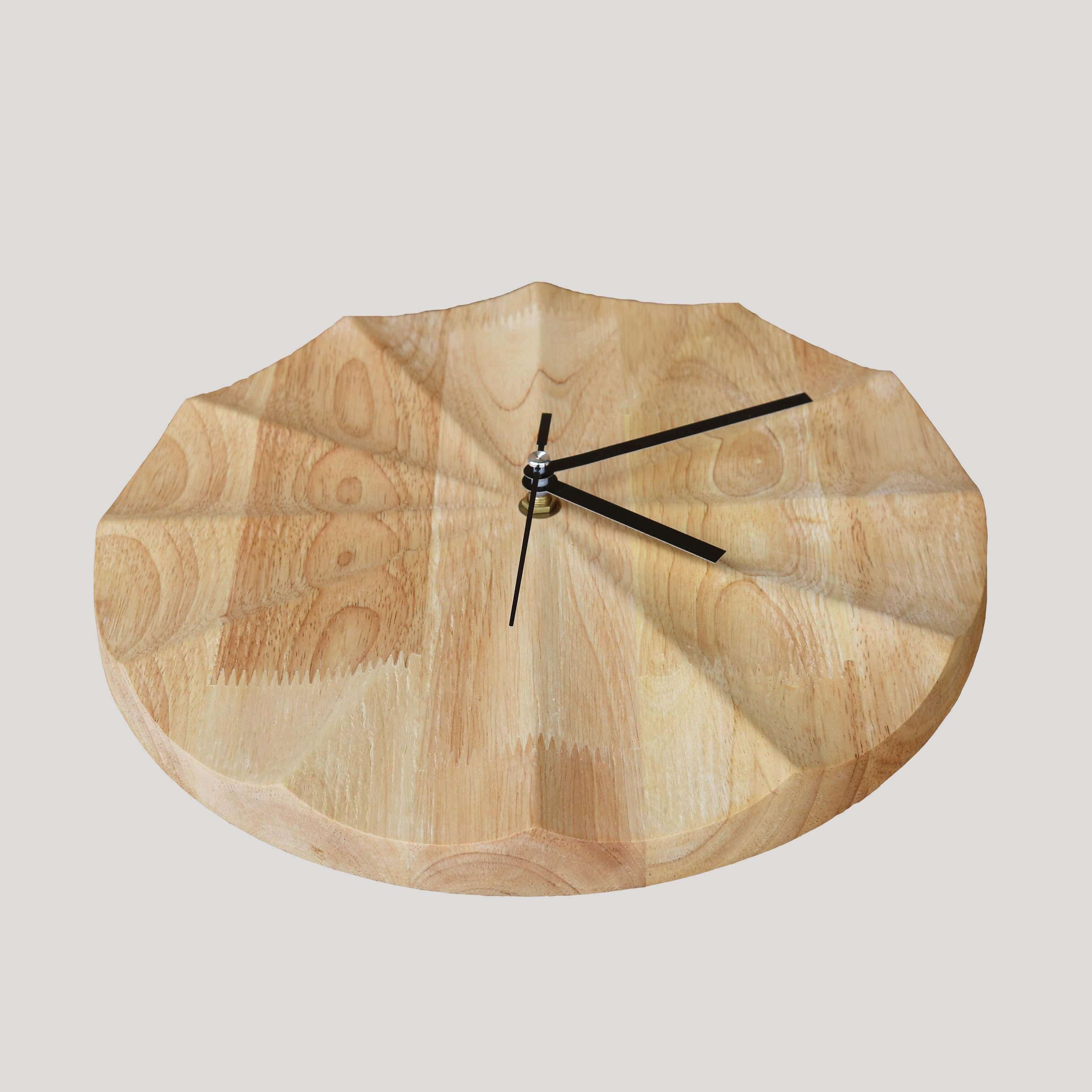 Elegant minimalistisk veggklokke i beige. Perfekt gave til moderne hjem, kontor og interiørentusiaster.