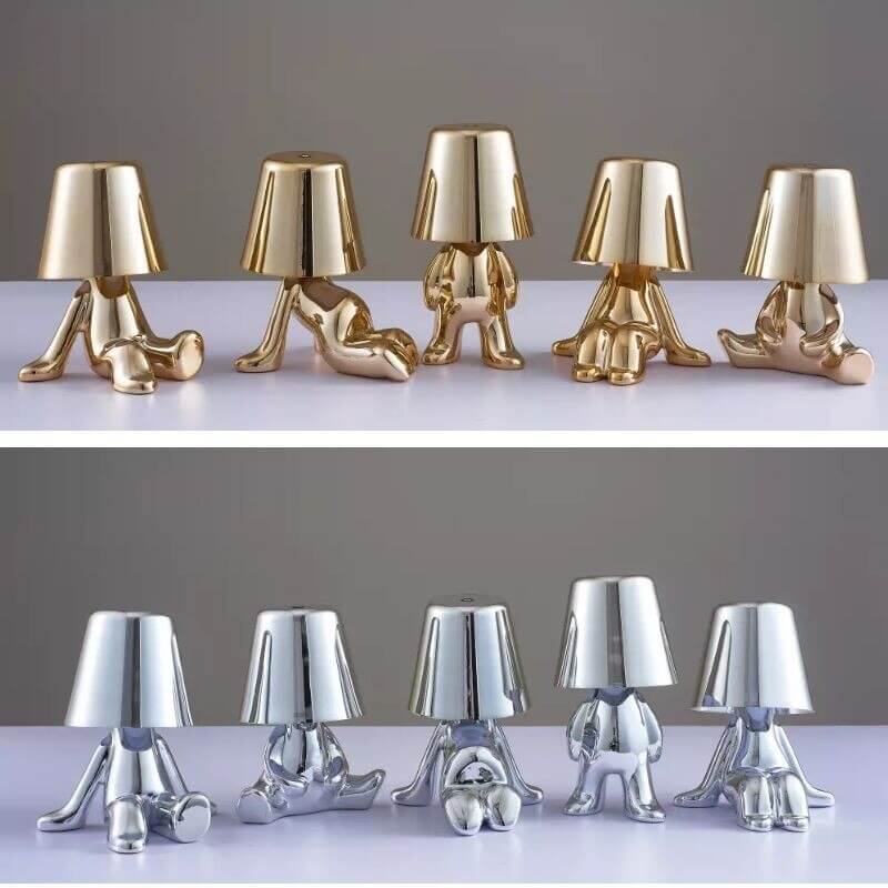 To minimalistiske bordlamper plassert symmetrisk, forbedrer innredning med moderne LED-belysning.