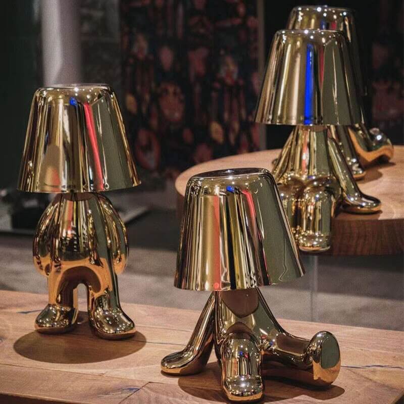 Moderne bordlampe i messingfarget metall, skaper en luksuriøs følelse med sin LED-belysning, elegant innredning.