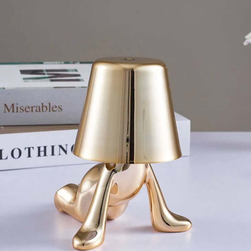 Hvit minimalistisk bordlampe i metall, gir mykt LED-lys, elegant for nattbord eller kontorinnredning.