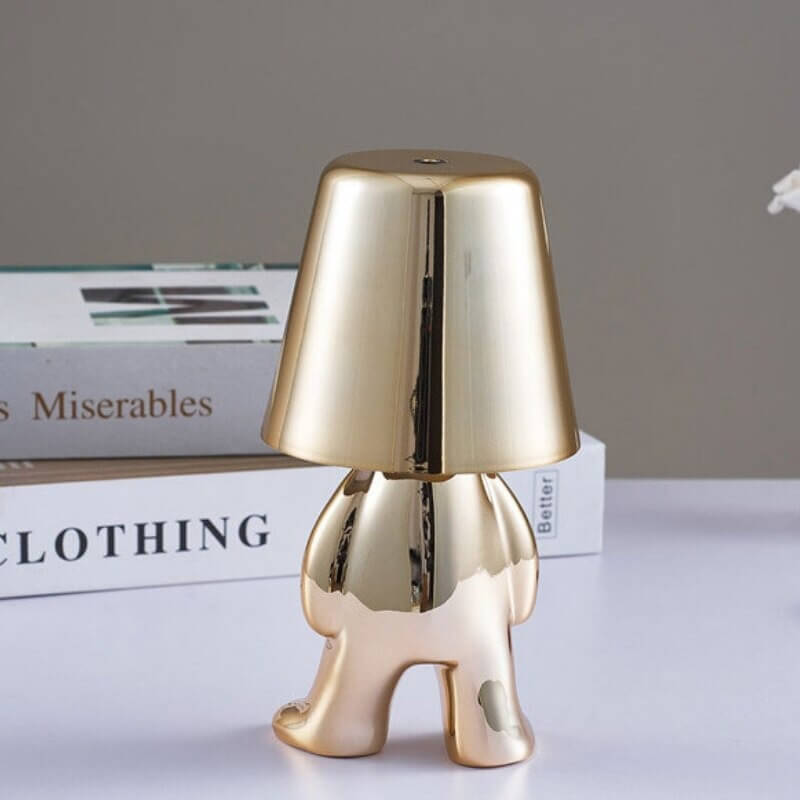 Minimalistisk bordlampe plassert på et skrivebord, gir funksjonell LED-belysning, moderne innredningsdetalj.