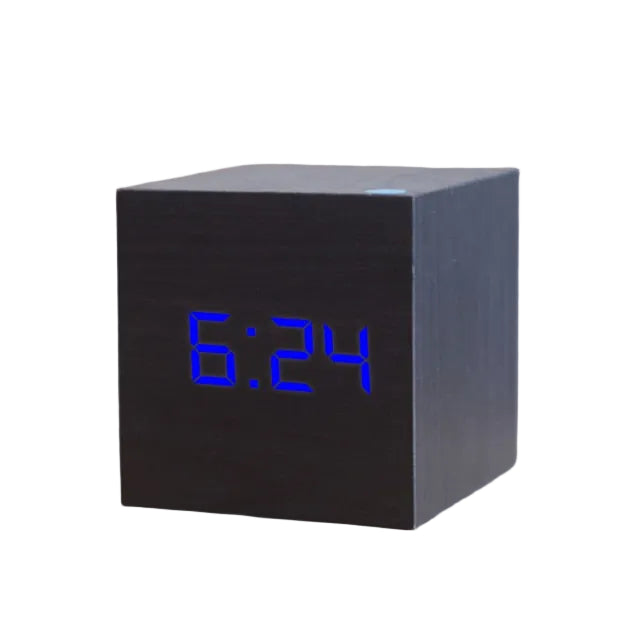 Minimalistisk digital vekkerklokke med hvitt LED-display, moderne design, perfekt som bordklokke.