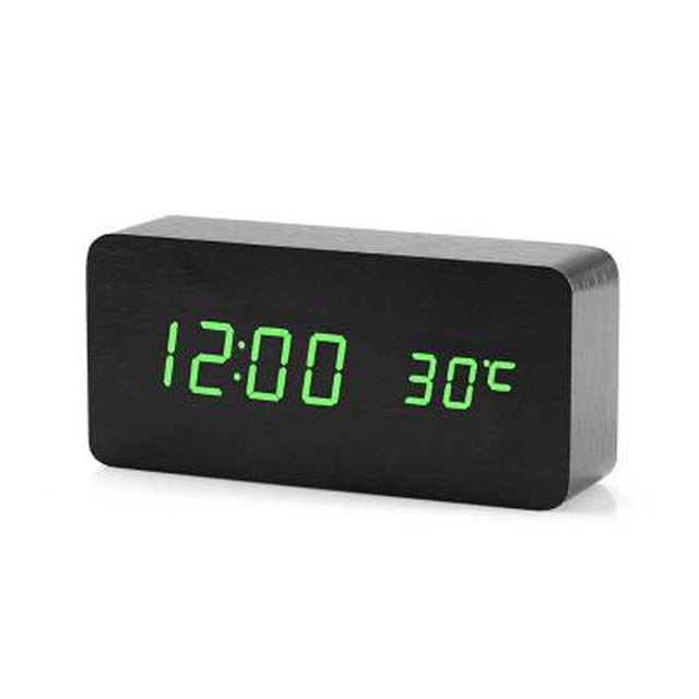 Moderne digital vekkerklokke med stemmestyring, sort minimalistisk form, elegant LED-display.