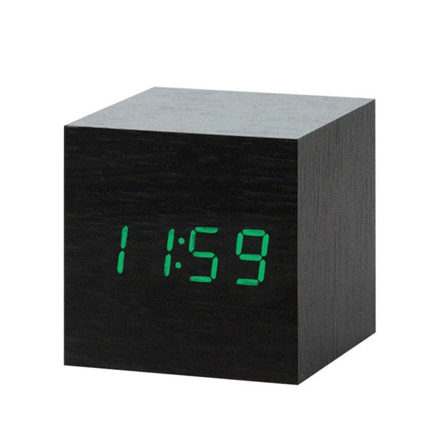 Detalj av minimalistisk digital vekkerklokkes LED-display, viser tall og symboler, klarhet.