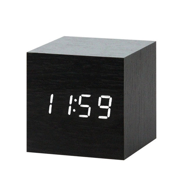 Minimalistisk digital vekkerklokke, sett fra toppen, fremhever den rene, enkle overflaten og LED.