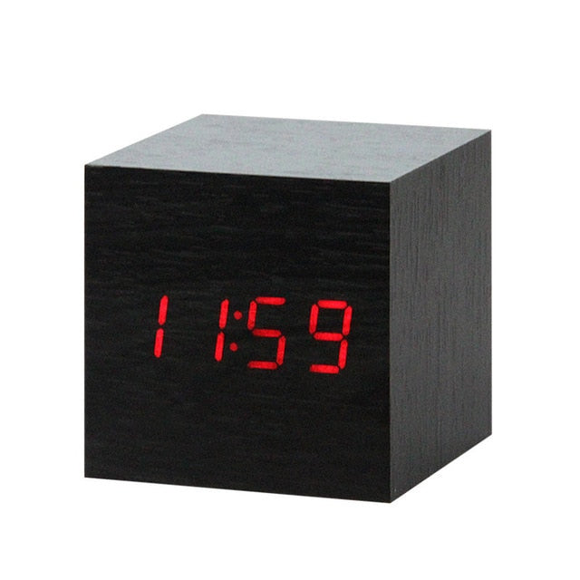 Digital vekkerklokke med minimalistisk følelse, sort med hvit LED, designet for et modern hjem.