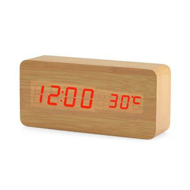 Nærbilde av minimalistisk digital vekkerklokke, hvit LED-tid, sort overflate, stilrent design.