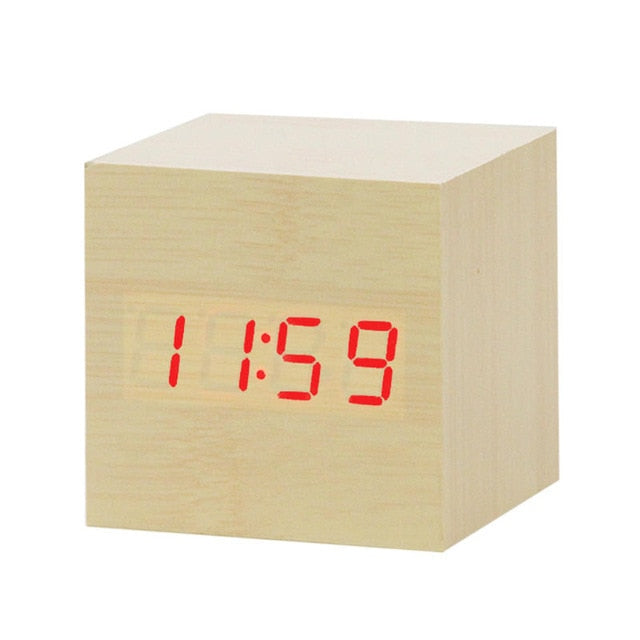 Digital vekkerklokke med stemmestyring, sort minimalistisk utførelse, klar hvit LED, USB-drevet.