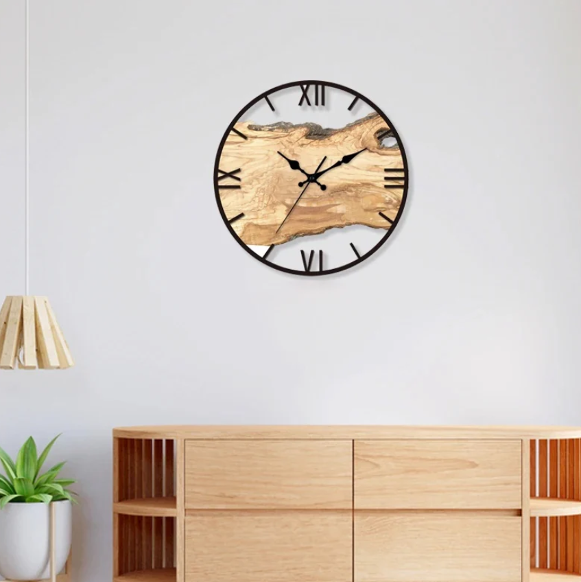 Klar glass veggklokke med kvartsurverk. Enkel design som passer et moderne, minimalistisk interiør.