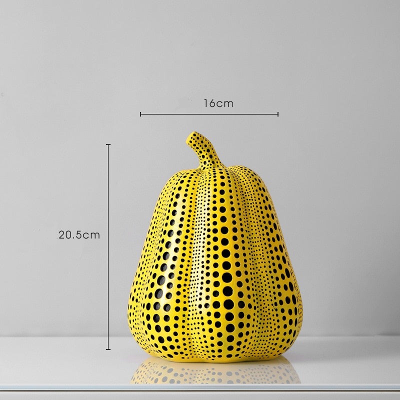 Moderne dyreskulptur i resin med svarte polkaprikker, hvit bakgrunn, kunsthåndverk innredning.
