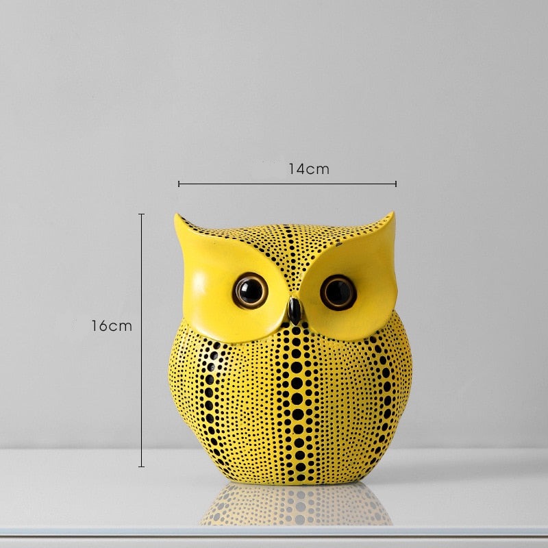 Detaljebilde av minimalistisk gresskar- og dyreskulptur i hvit resin med polkaprikker.