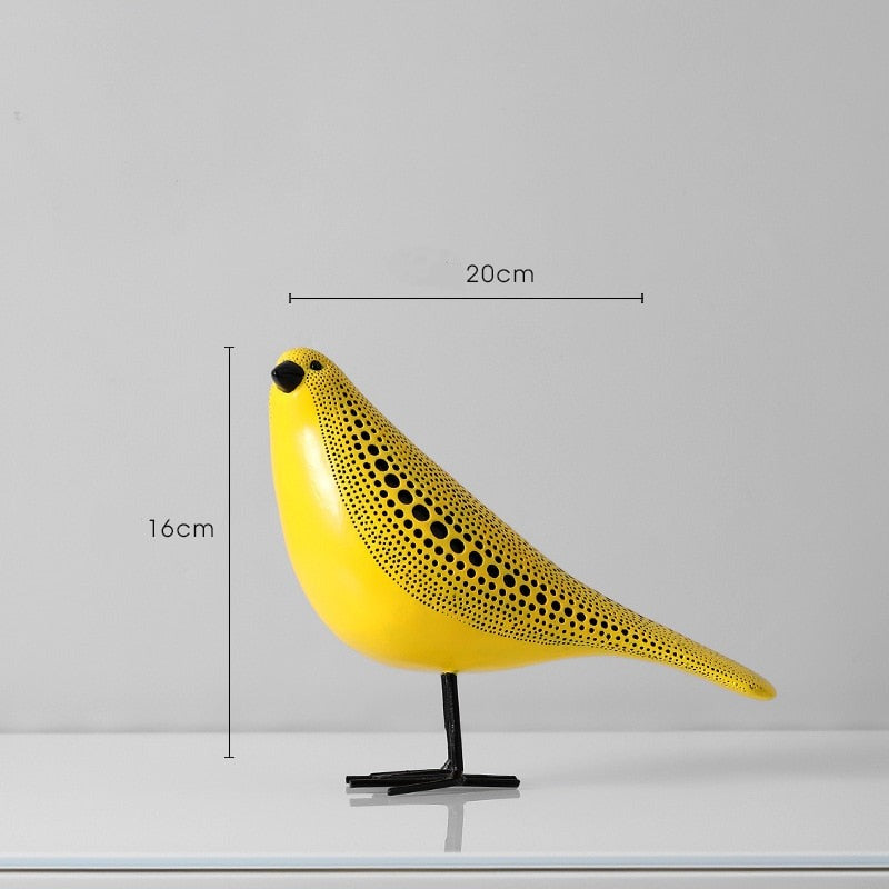 To skulpturer: et polkaprikket gresskar og et dyr i minimalistisk design, moderne innredning.