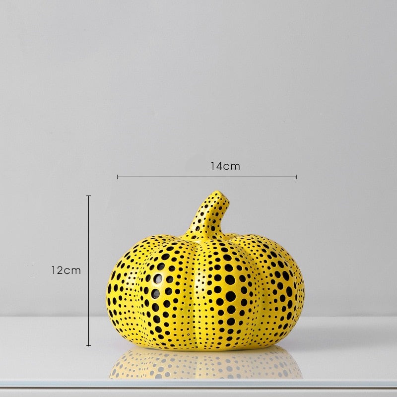 Håndlaget resinskulptur av gresskar med polkaprikker, perfekt som unik dekorasjon og gave.
