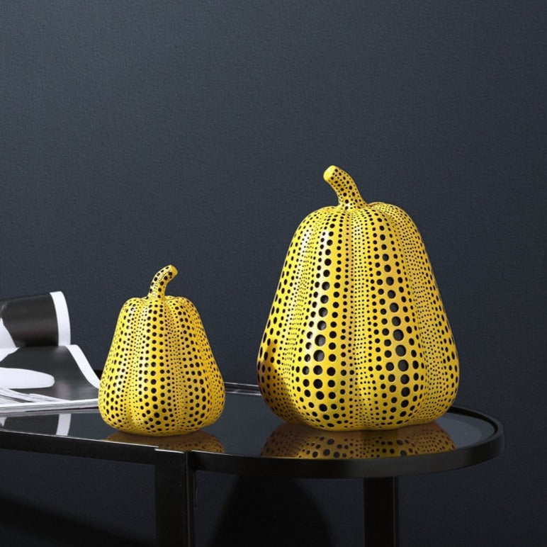 Nærbilde av svarte polkaprikker på en matt hvit minimalistisk gresskarskulptur i resin.