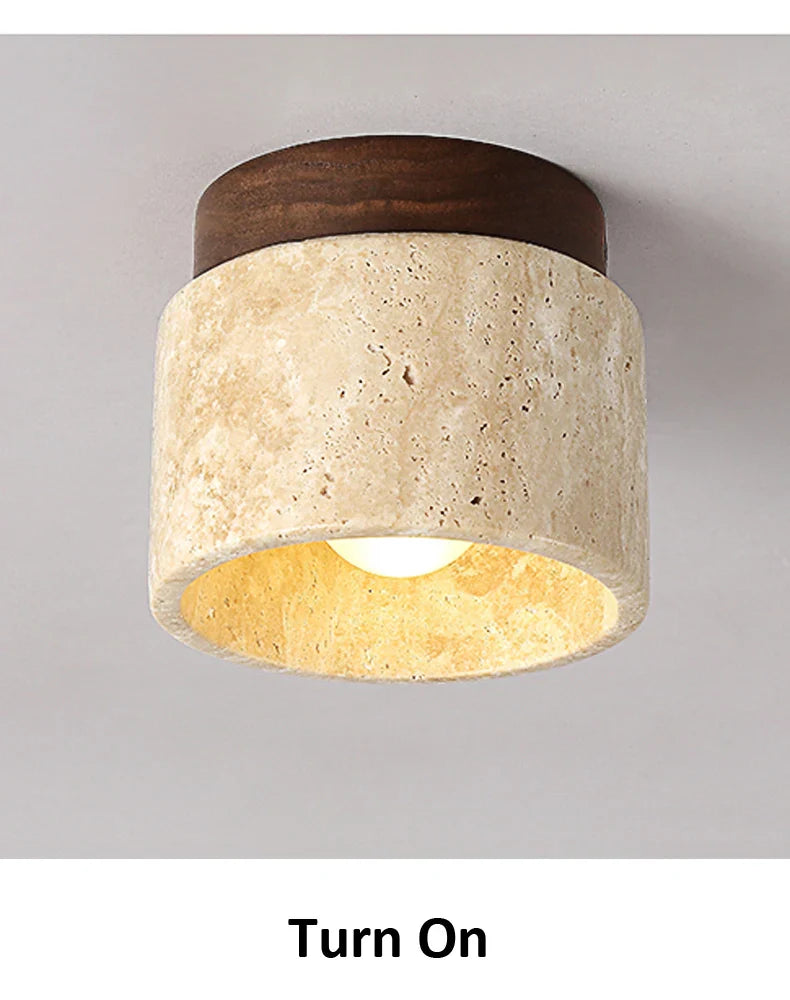 "Minimalistisk japansk taklampe i kremstil med myk kremhvit finish og kunstnerisk form, perfekt for rolig interiør."