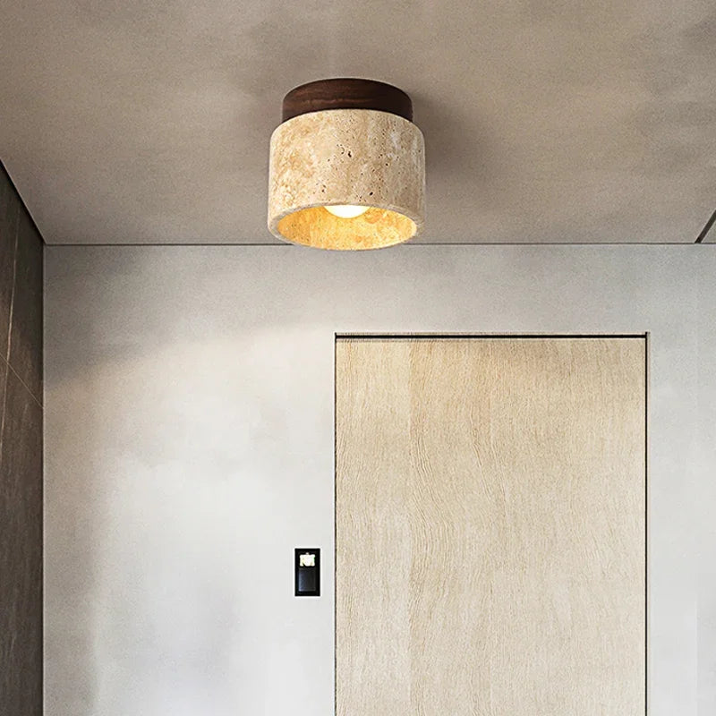 "Minimalistisk japansk taklampe i kremstil med myk kremhvit finish og kunstnerisk form, perfekt for rolig interiør."