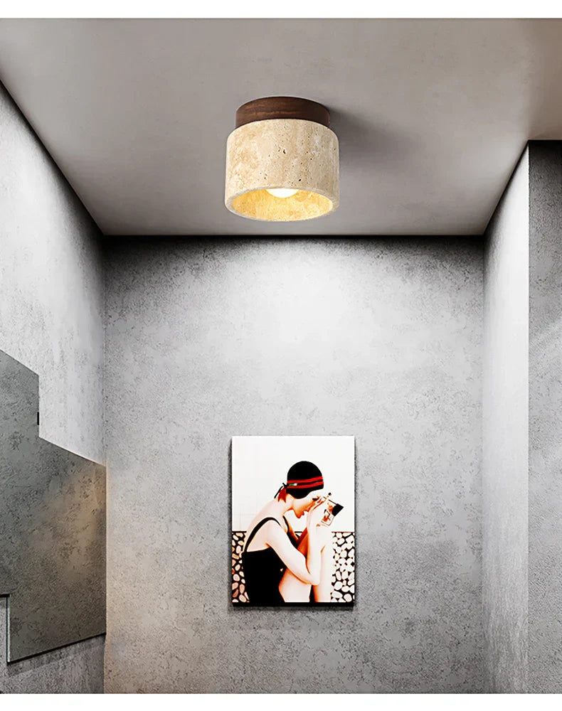 "Minimalistisk japansk taklampe i kremstil med myk kremhvit finish og kunstnerisk form, perfekt for rolig interiør."