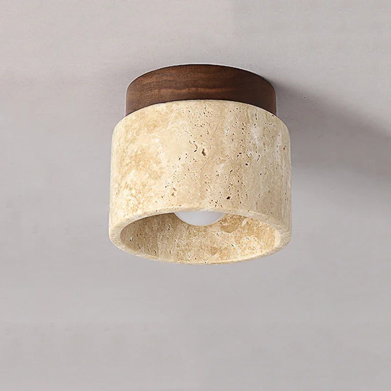 "Minimalistisk japansk taklampe i kremstil med myk kremhvit finish og kunstnerisk form, perfekt for rolig interiør."