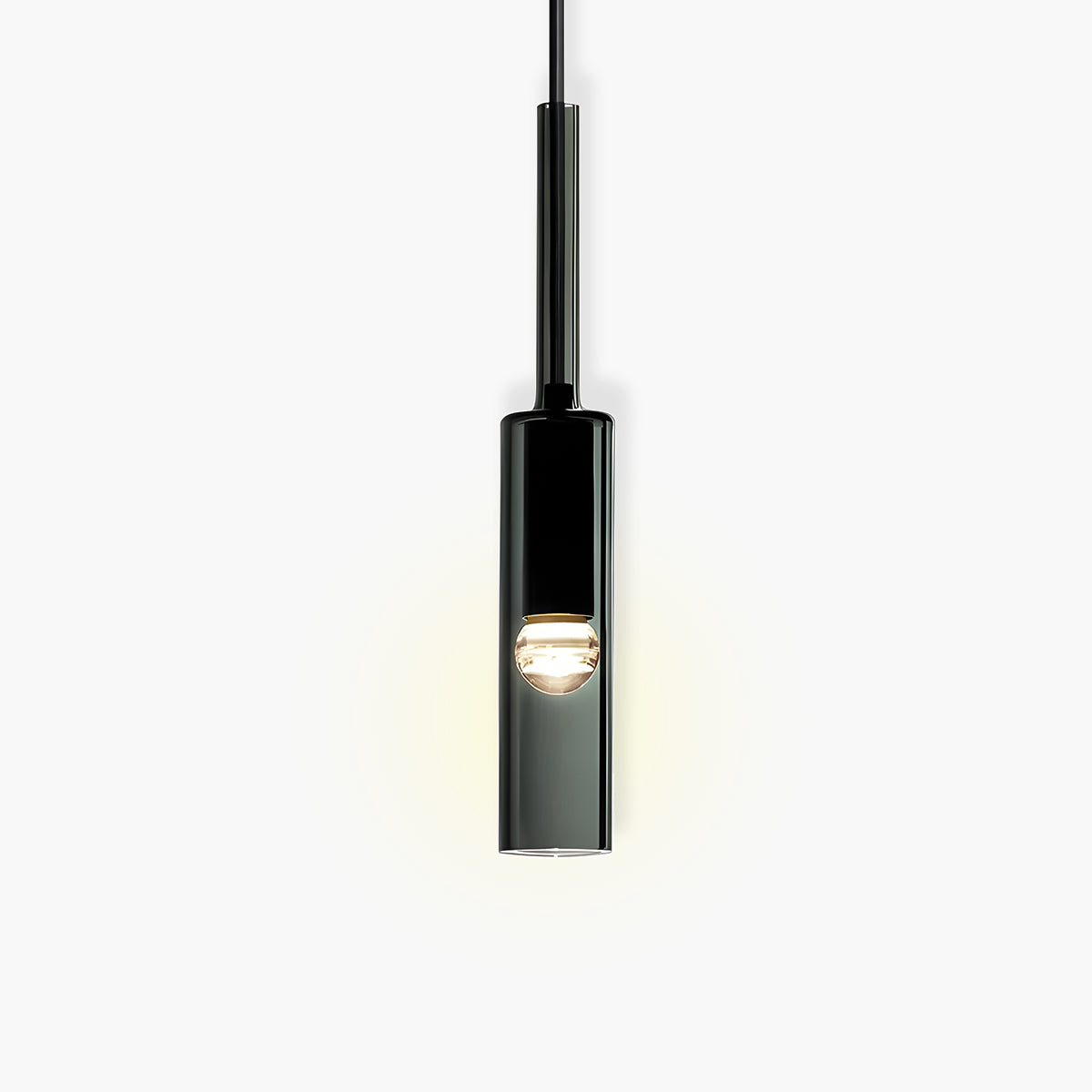 "Minimalistisk krystallpendellampe i moderne stil med jern- og glassmaterialer, skaper en varm og innbydende atmosfære."