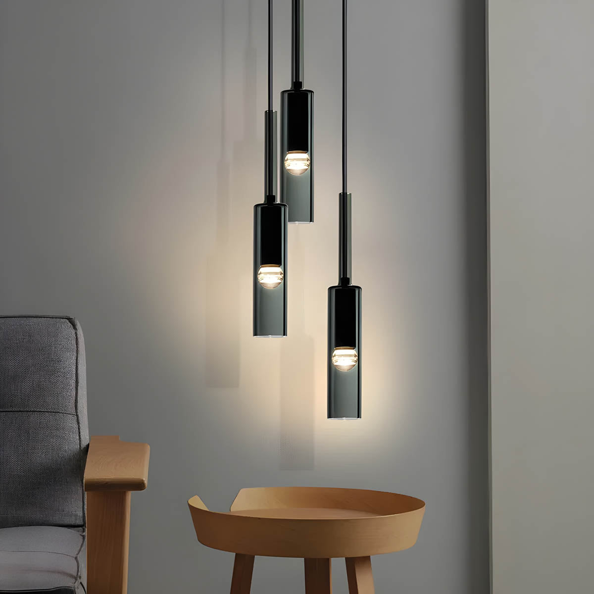 "Minimalistisk krystallpendellampe i moderne stil med jern- og glassmaterialer, skaper en varm og innbydende atmosfære."