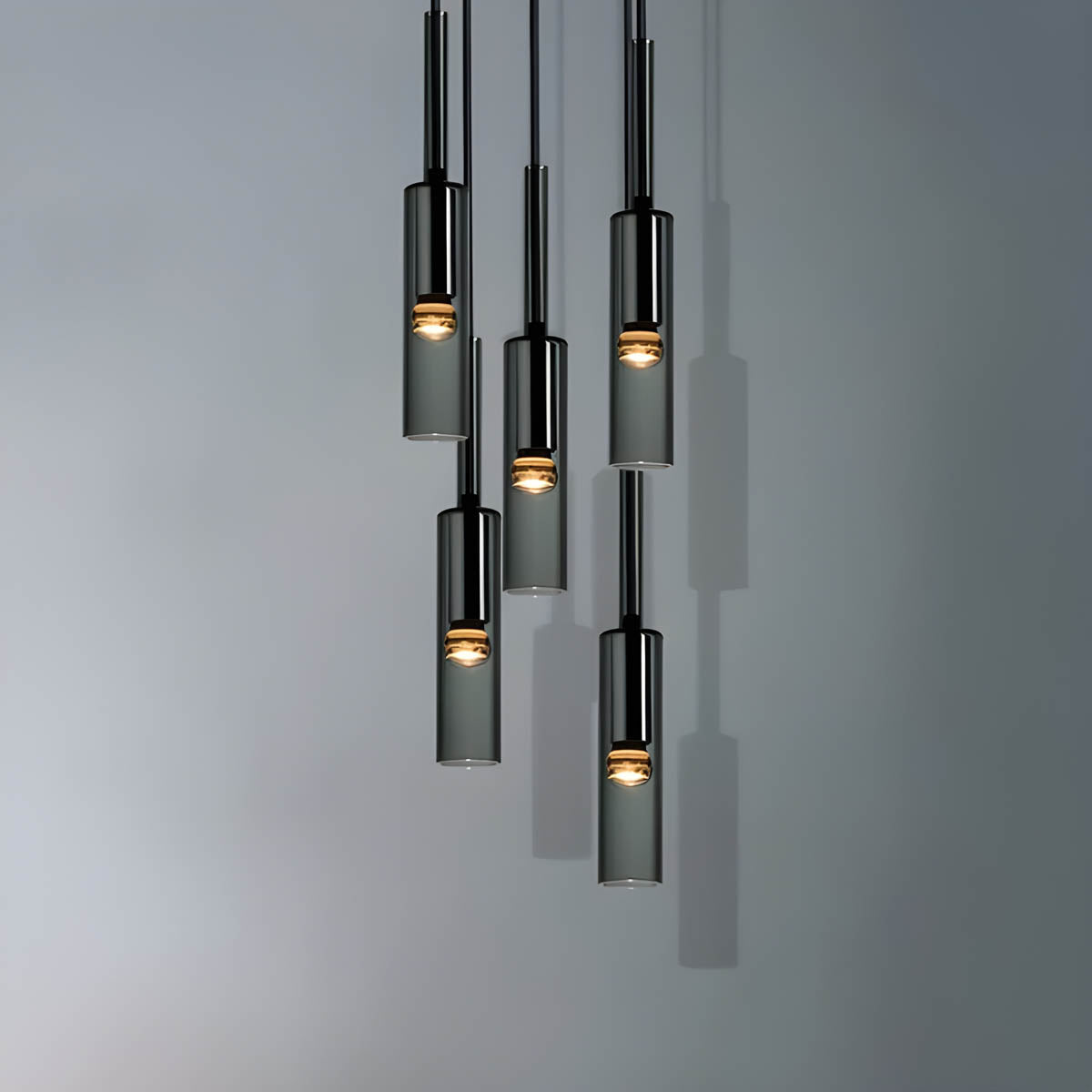 "Minimalistisk krystallpendellampe i moderne stil med jern- og glassmaterialer, skaper en varm og innbydende atmosfære."
