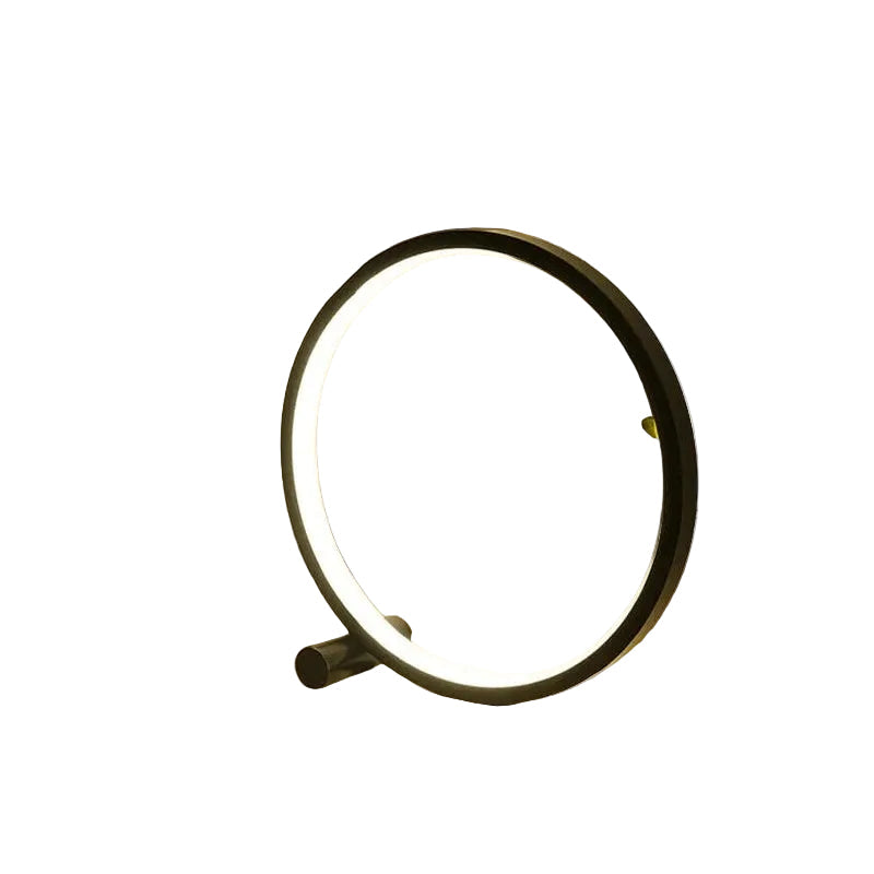 Minimalistisk LED bordlampe med dimmefunksjon for moderne interiørdesign.