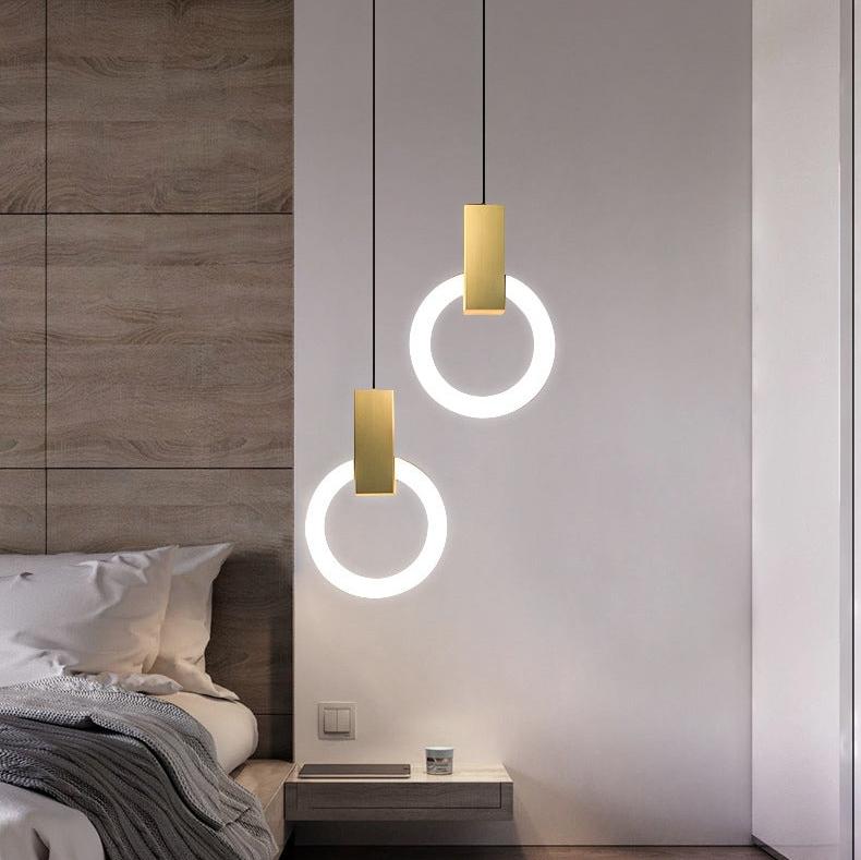 "Minimalistisk LED-pendellampe i sirkulær design, gir varm belysning med nordisk eleganse, ideell for moderne rom."