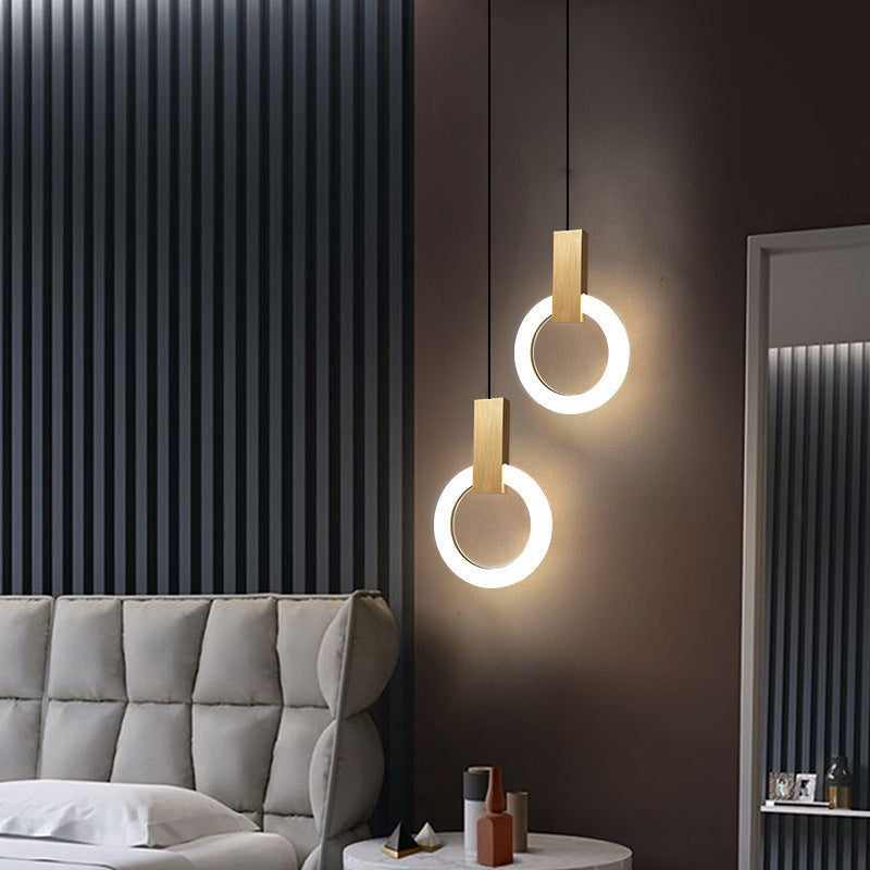 "Minimalistisk LED-pendellampe i sirkulær design, gir varm belysning med nordisk eleganse, ideell for moderne rom."