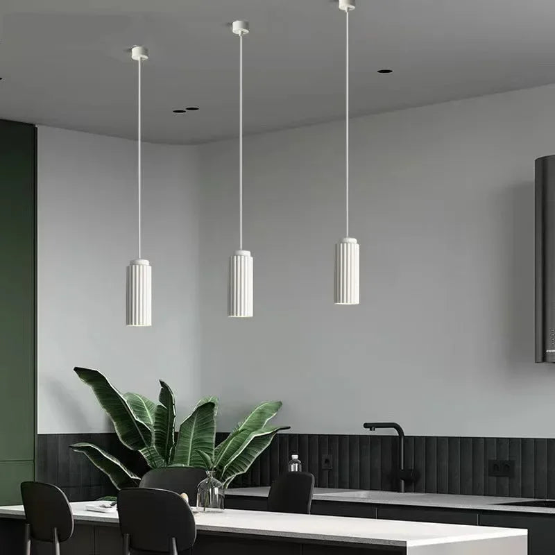 Minimalistisk LED pendellampe i skandinavisk design, perfekt for moderne stue og kjøkken.