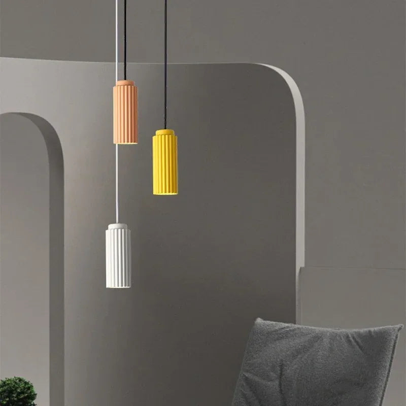 Energieffektiv LED pendellampe med slankt design, ideell for moderne kjøkken og kontor.