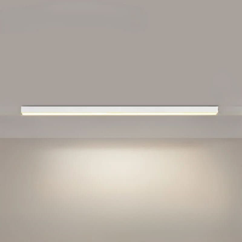 Installert LED taklampe i moderne stue. Gir varmt og innbydende taklys. Minimalistisk designlampe.