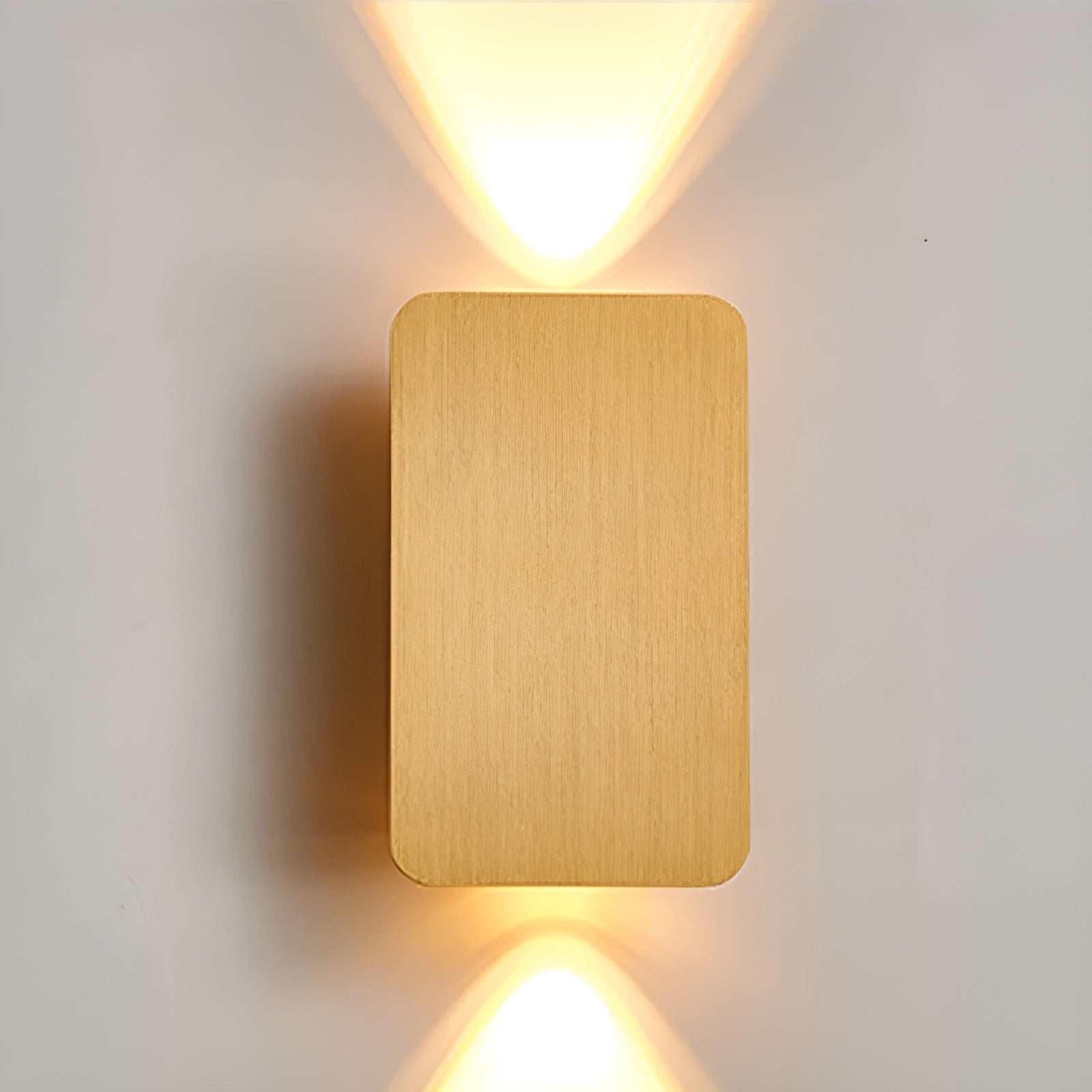 Dekorativ LED vegglampe med moderne design, gir et jevnt lys langs veggen for et stilig uttrykk.
