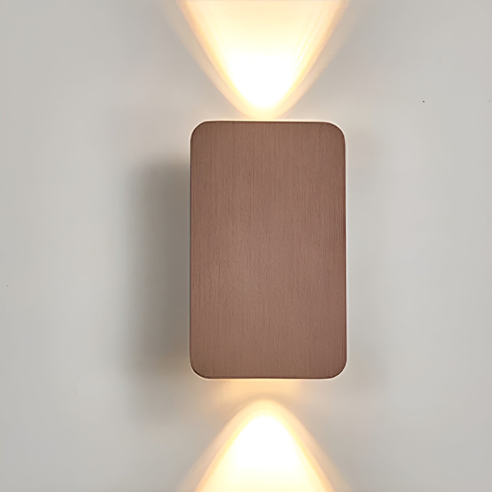 Funksjonell LED vegglampe i nordisk stil, perfekt for minimalistisk og moderne hjemmebelysning i gangen.