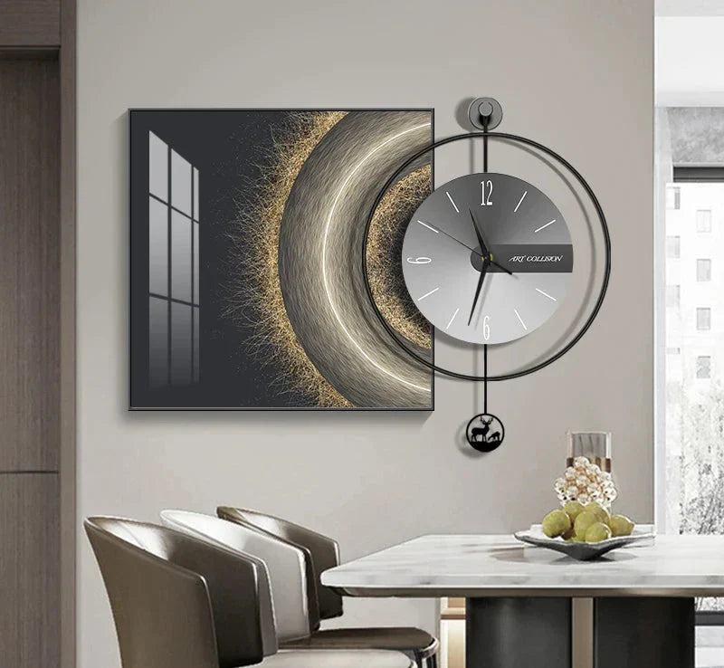 Minimalistisk vegghylle med lydløs klokke som dekorativt element.