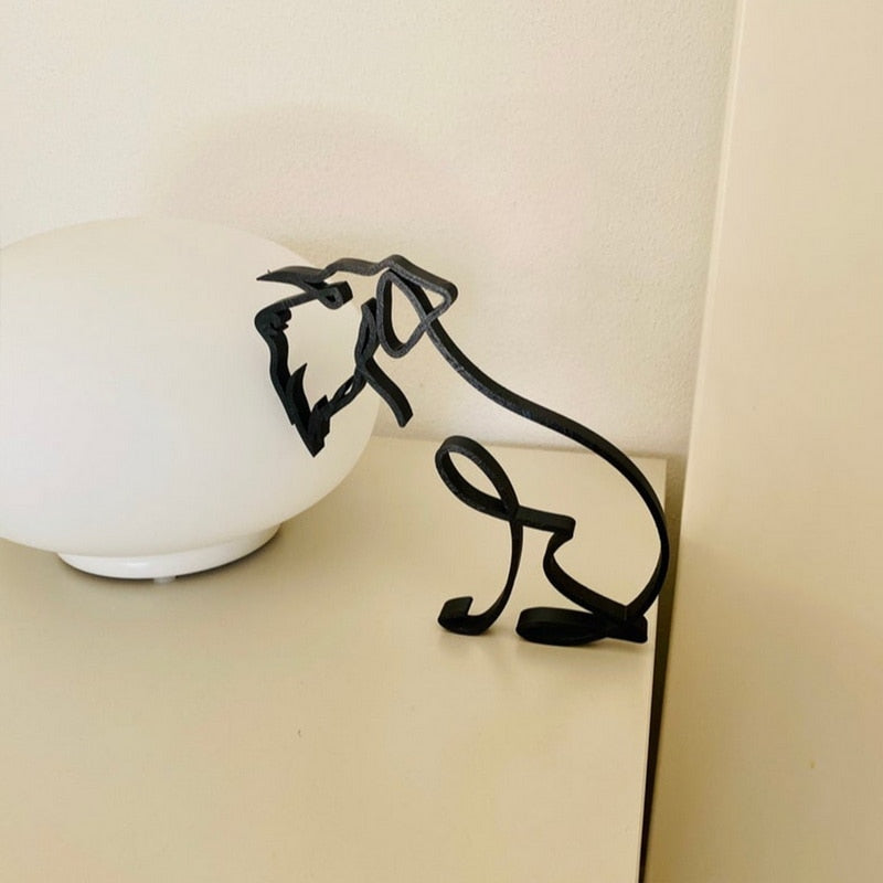 Elegant metallhund, minimalistisk skulptur som hever kontorinnredningen