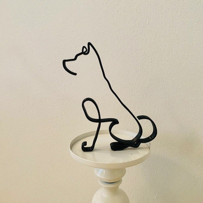 Minimalistisk design metallhund, robust og elegant figur for all interiørstil