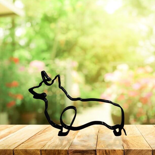 Sofistikert metallhund, minimalistisk og elegant dekorasjon for ethvert rom
