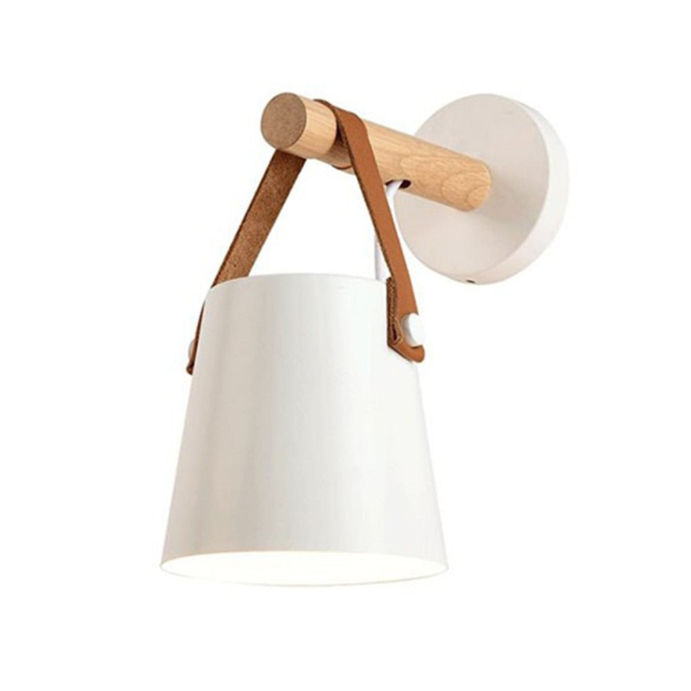 Minimalistisk nordisk vegglampe i lyst tre, ideal for stueinnredning og varm belysning.